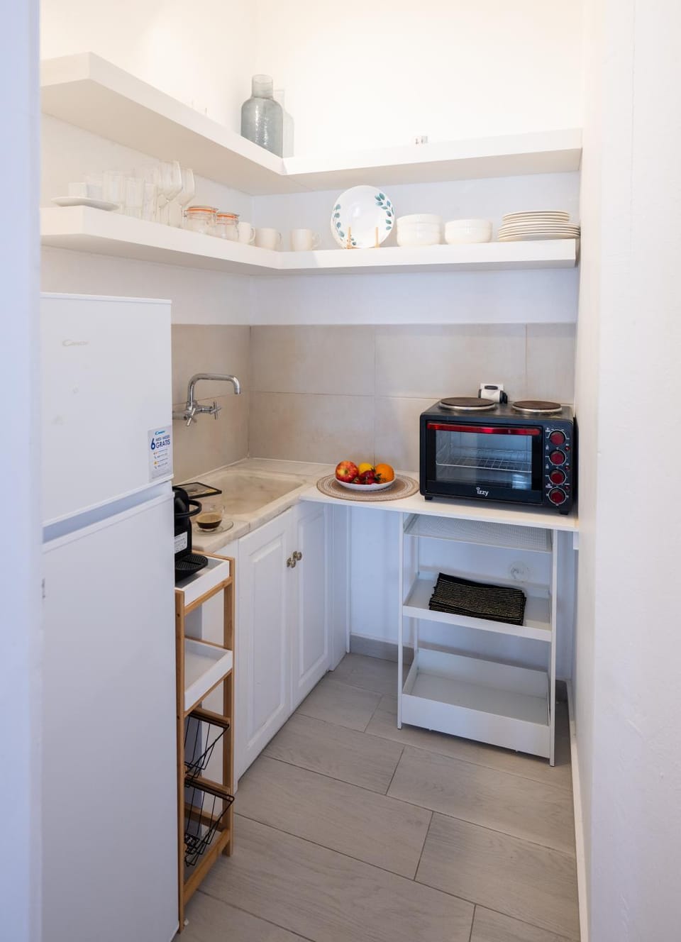 Kitchen or kitchenette, oven