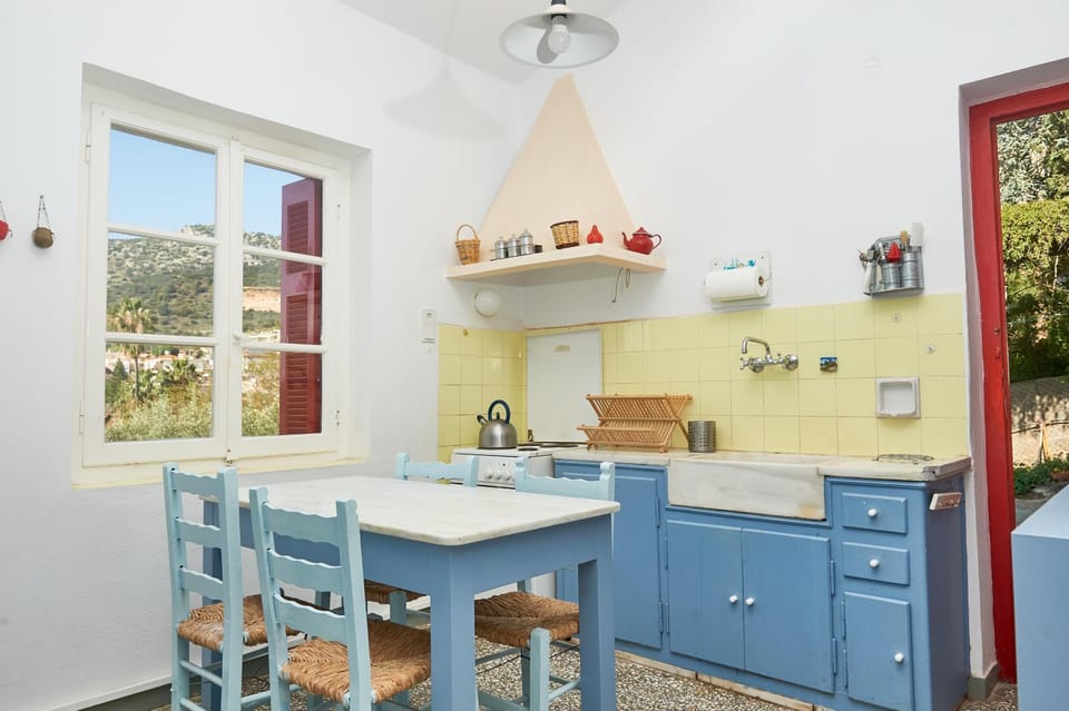 Kitchen or kitchenette, Dining area, stove