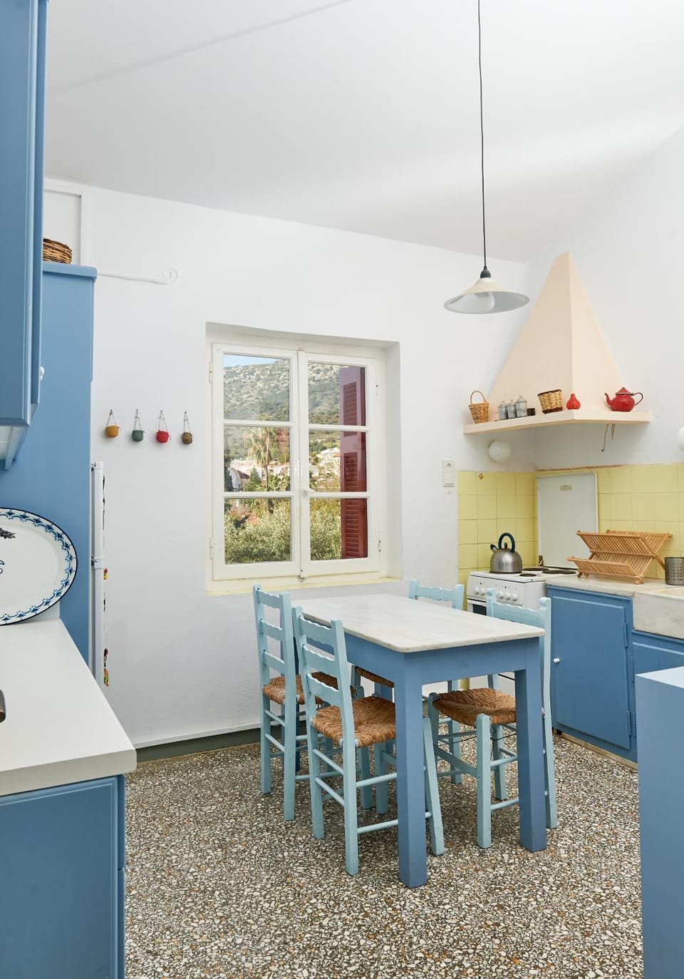 Kitchen or kitchenette, Dining area, stove