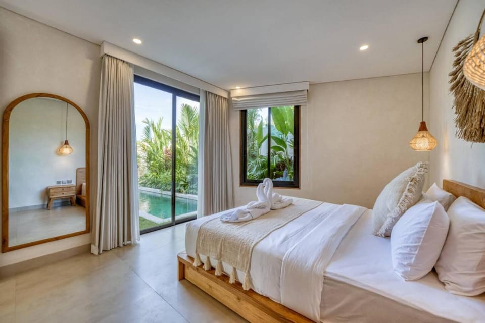 Bedroom, Pool view