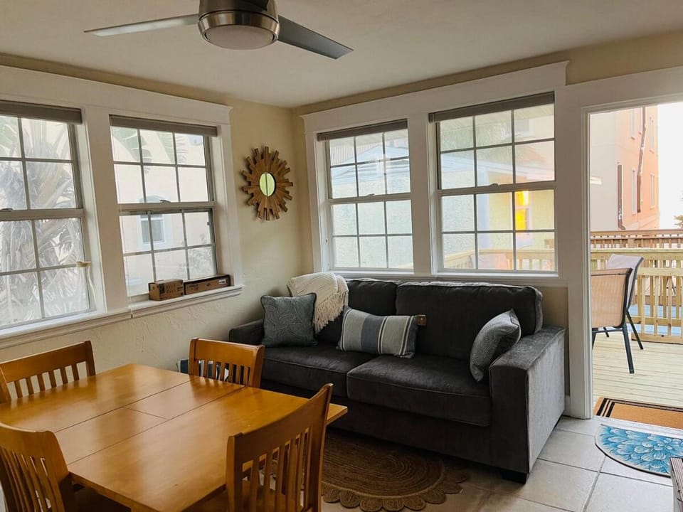 "Palms" Gulf-View Historic Cottage Retreat Country House in Indian Rocks Beach