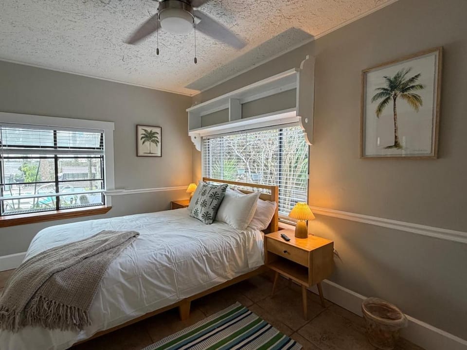 "Oasis" Historic Beachside Cottage Retreat Country House in Indian Rocks Beach
