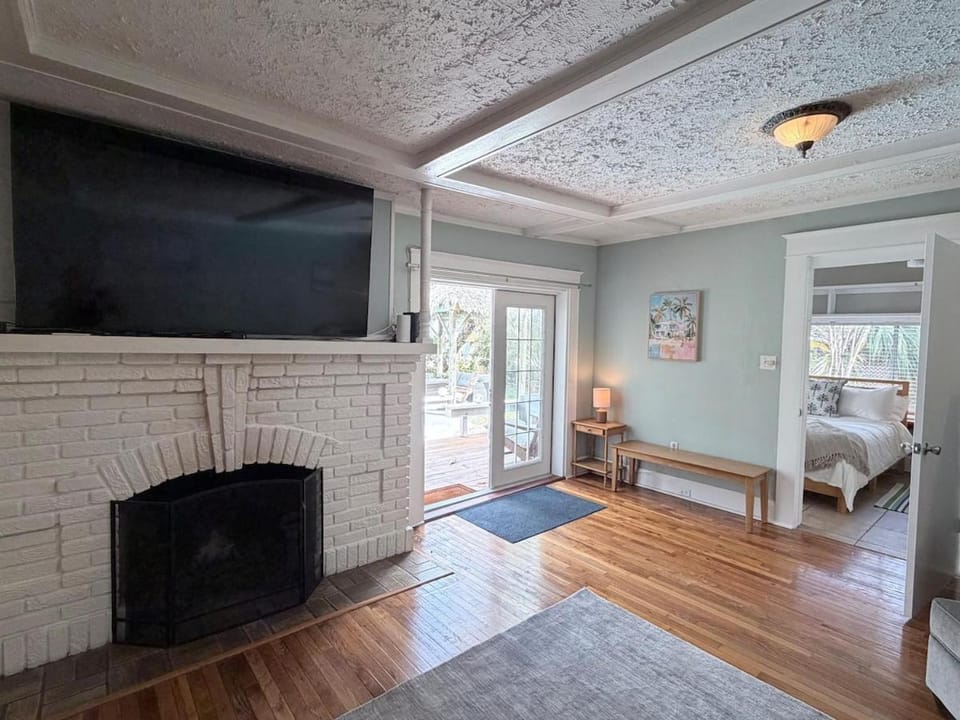 "Oasis" Historic Beachside Cottage Retreat Country House in Indian Rocks Beach