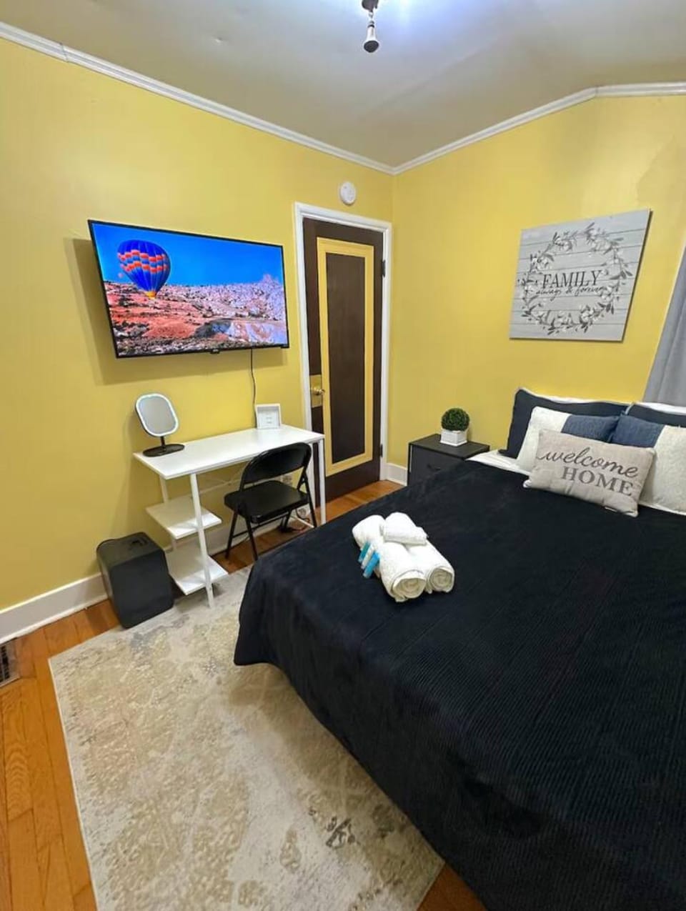 Private Room Queen Bed Shared Common Spaces Upstate Medical Crouse Carrier Dome House in Syracuse