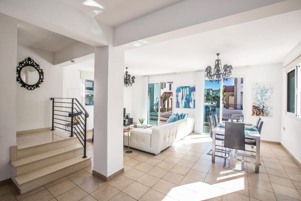 Living room, Photo of the whole room, Dining area
