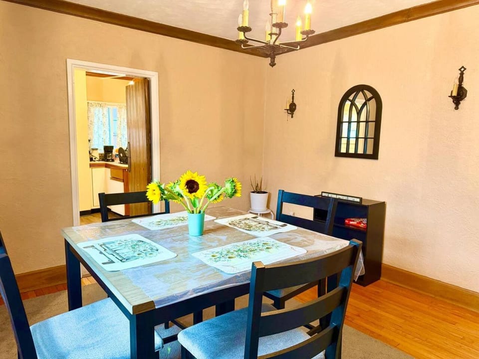 Seating area, Dining area