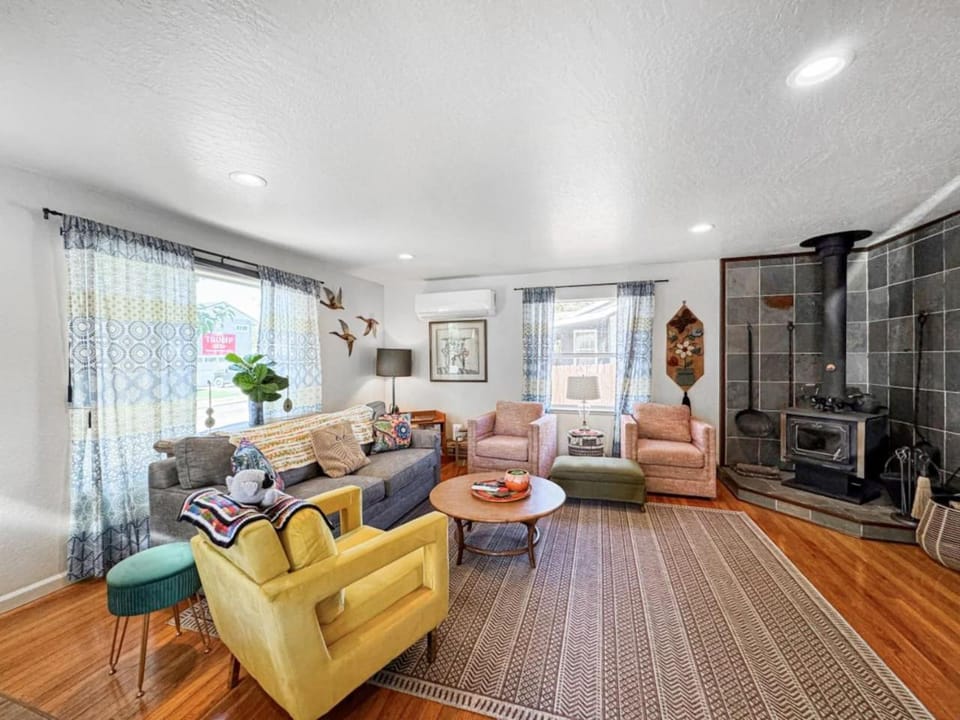 Murphys Home, walk to downtown, sleeps 9, Fire Pit, EV charge House in Murphys