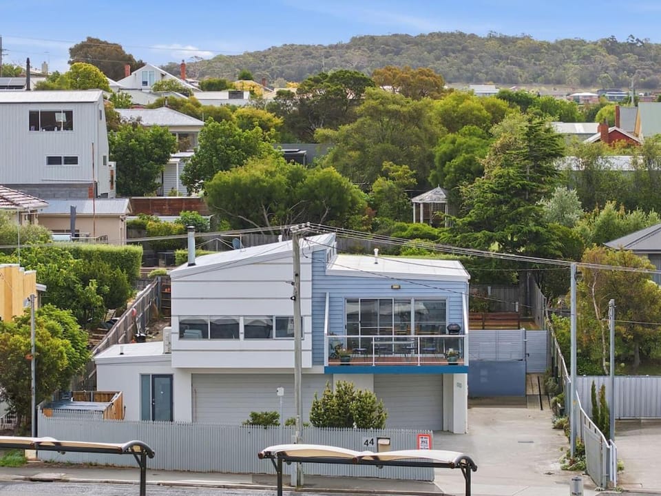 Beachfront Beauty Bellerive House in Bellerive