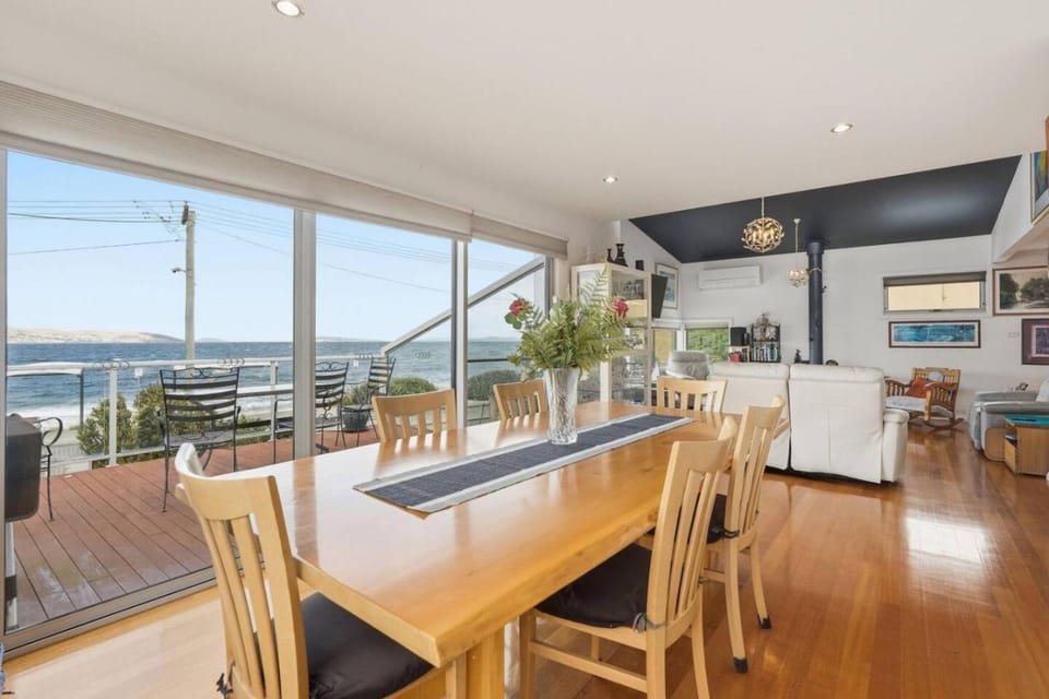 Beachfront Beauty Bellerive House in Bellerive
