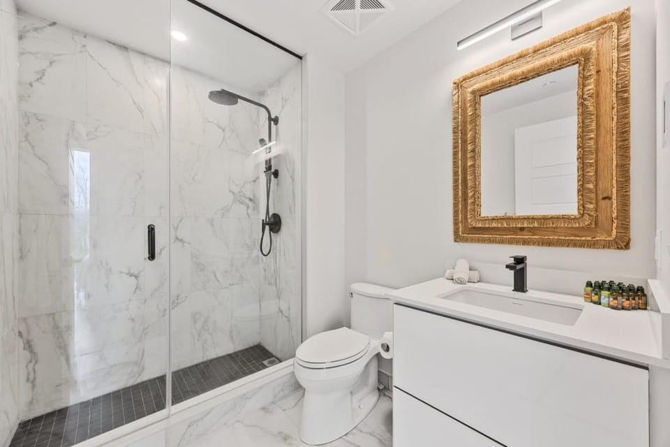 Shower, Toilet, towels