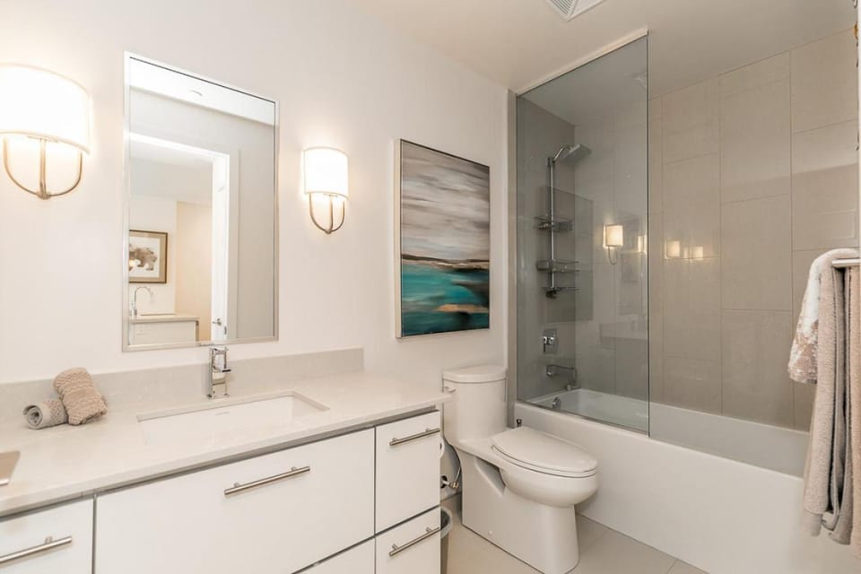 Shower, Toilet, Bath, towels
