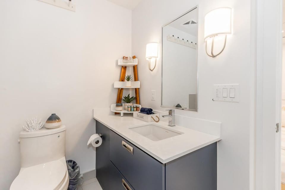 Toilet, Bathroom, towels