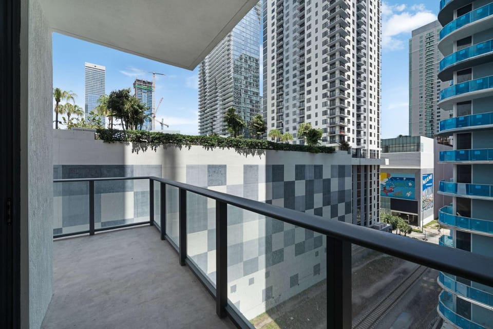 Downtown Collective - Pool Sauna and Rooftop Bar House in Miami