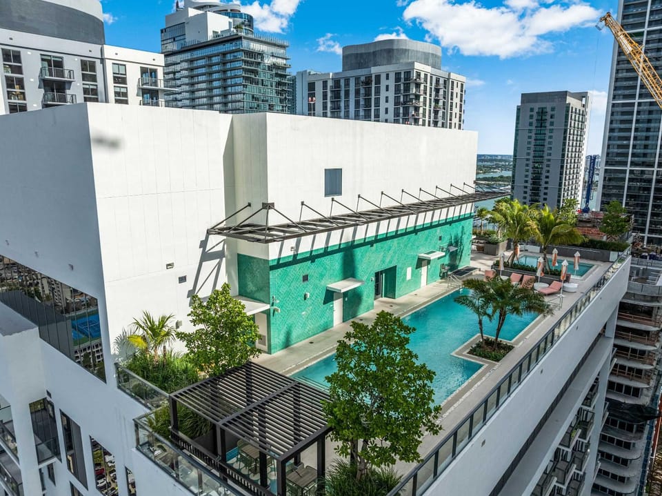 Downtown Collective - Pool Sauna and Rooftop Bar House in Miami