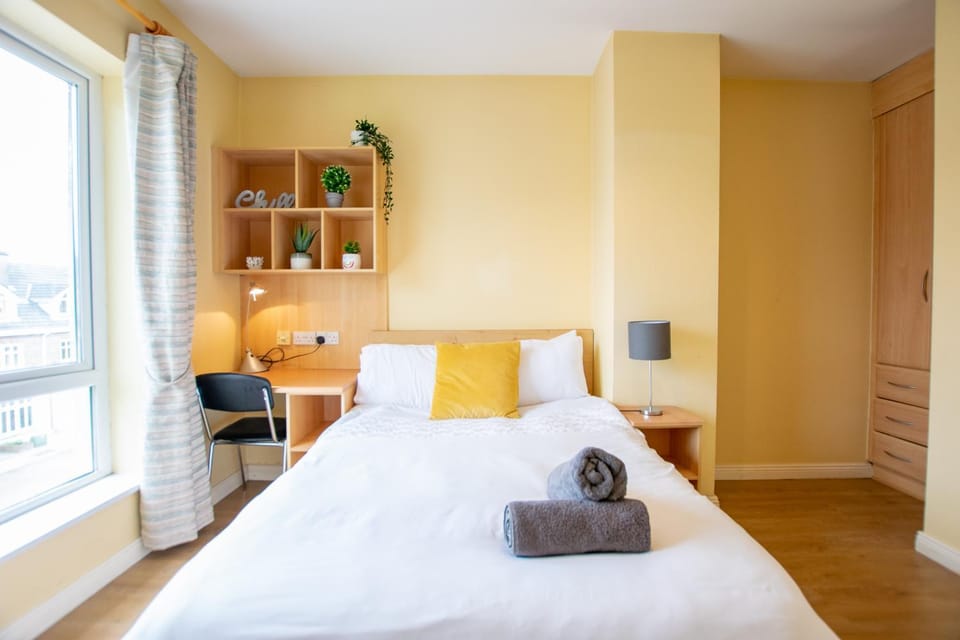 Bed, Bedroom, towels