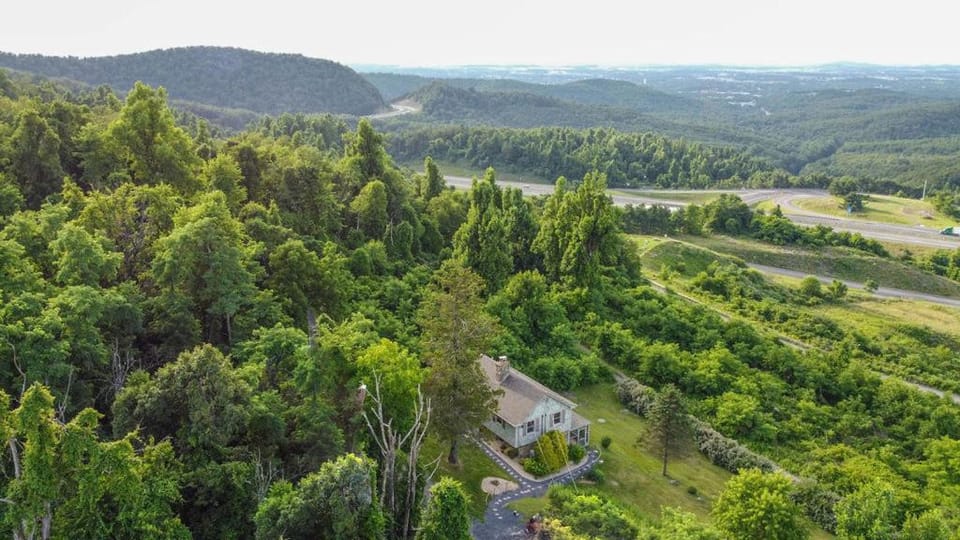 Gatekeeper Cottage Views, Fireplace, EV House in Nelson County