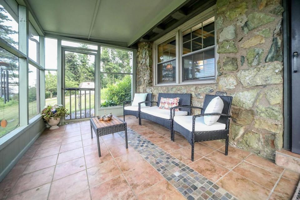 Gatekeeper Cottage Views, Fireplace, EV House in Nelson County