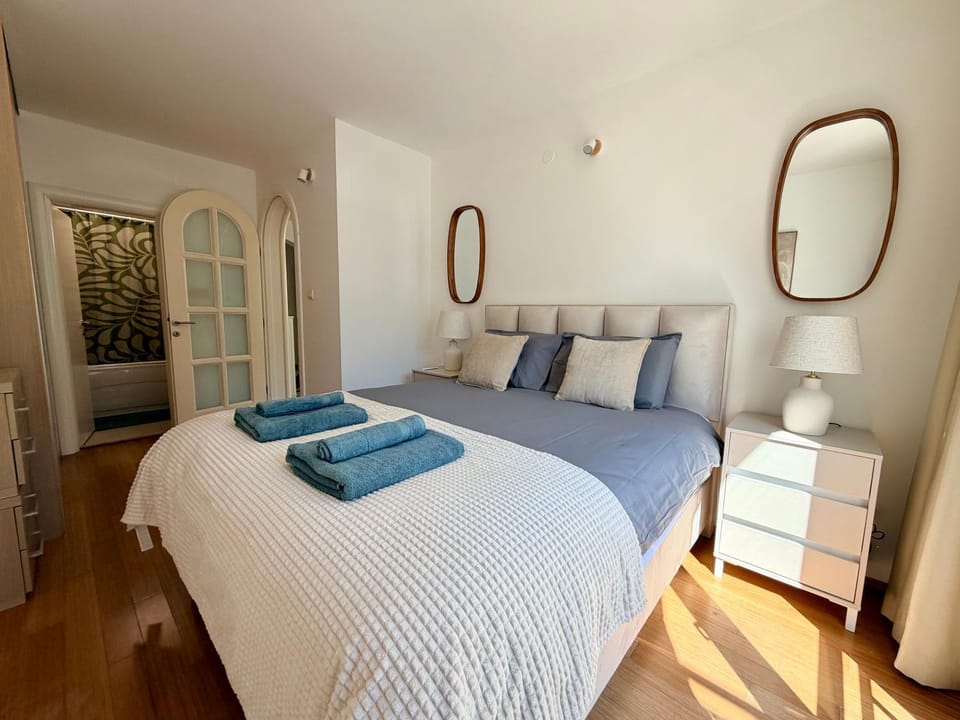 Photo of the whole room, Bedroom, towels
