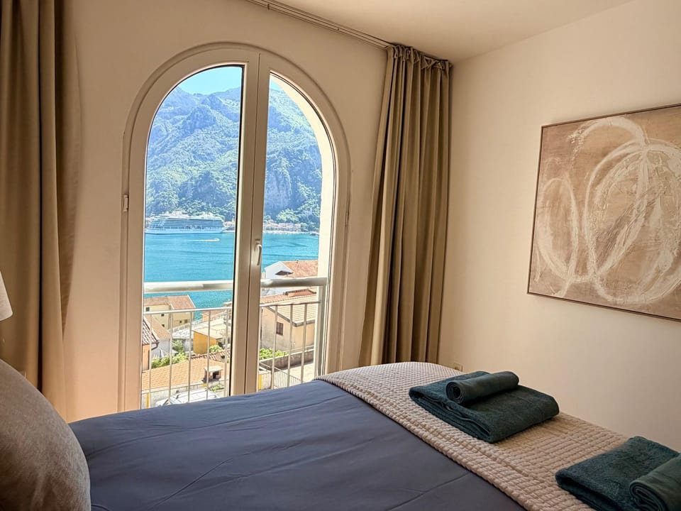 Bed, Bedroom, Sea view