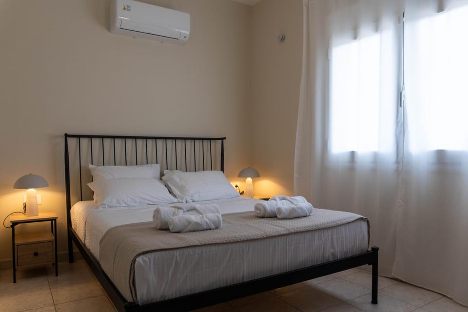 Bed, Photo of the whole room, Bedroom, towels, air conditioner