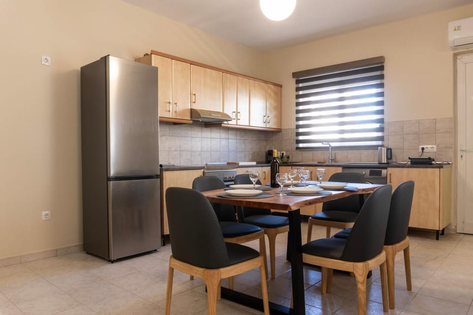 Kitchen or kitchenette, Dining area, oven, stove, washing machine