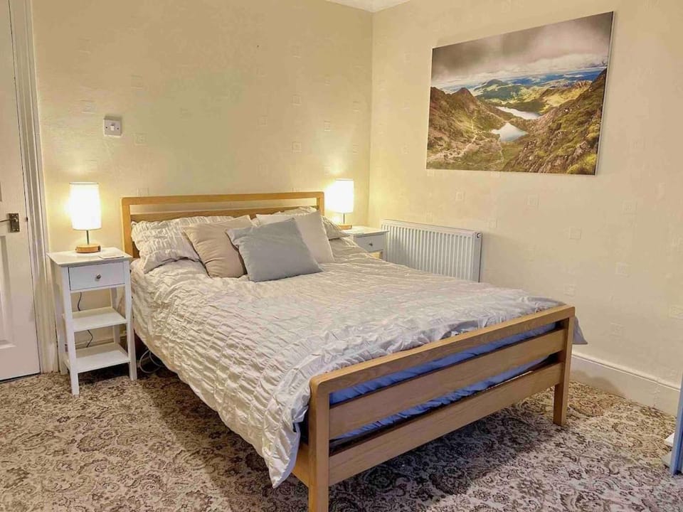 Bed, TV and multimedia, View (from property/room), Bedroom, Mountain view, hair dryier, wardrobe