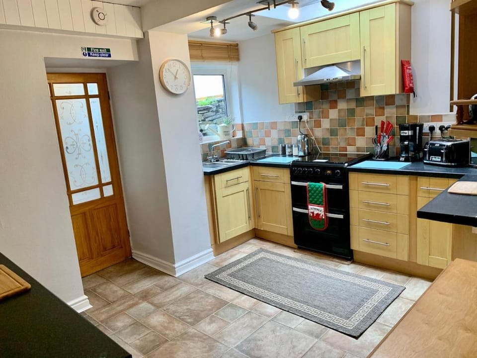Coffee/tea facilities, Kitchen or kitchenette, microwave, oven, stove, toaster, kitchen