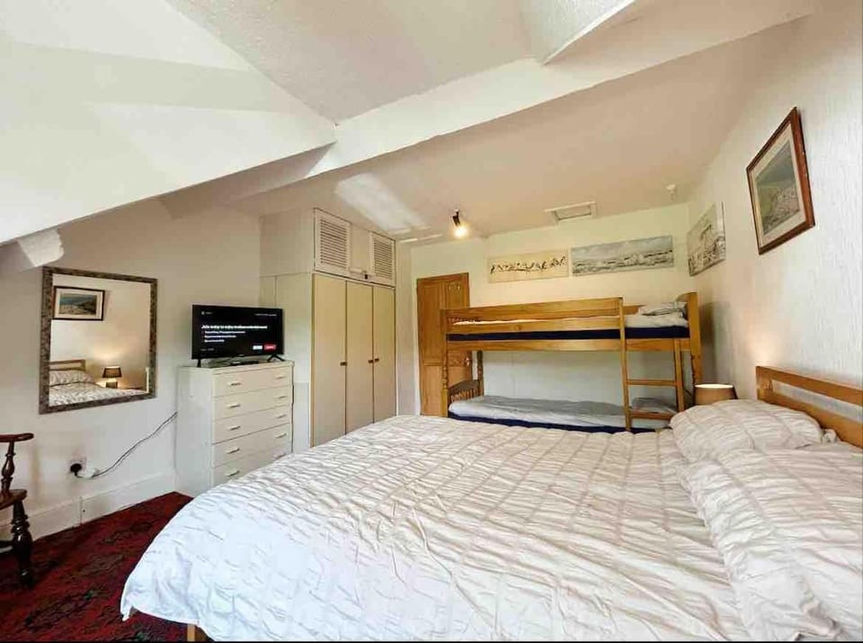 Bed, TV and multimedia, Bedroom