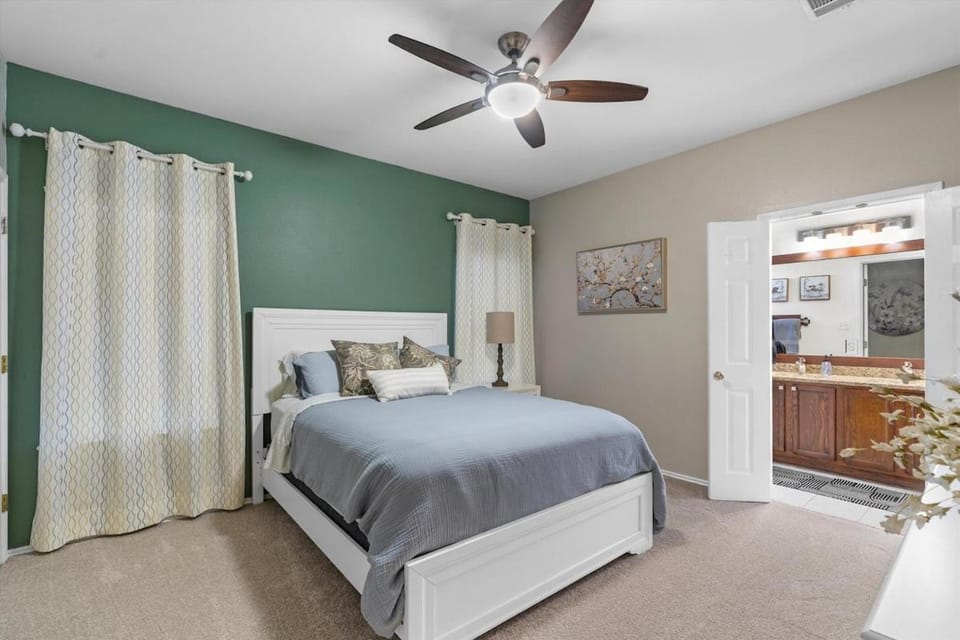 Bed, Photo of the whole room, Bedroom