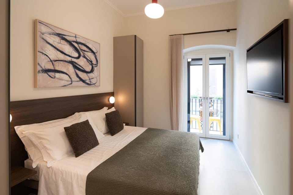 Bed, TV and multimedia, Bedroom