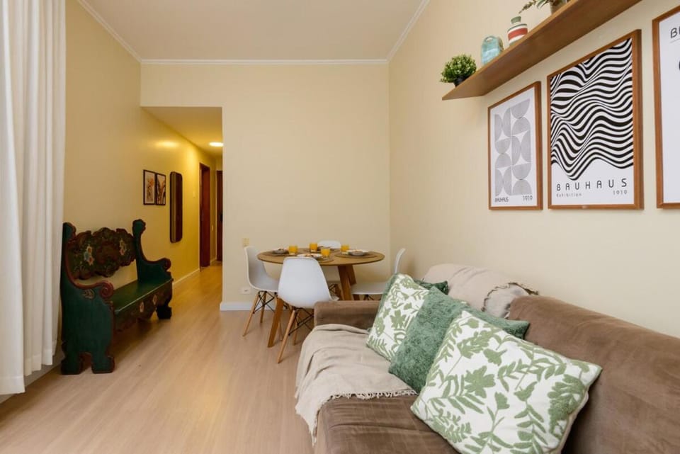 Apto espaçoso com 2 quartos em Copa! Wi-Fi | A/C Apartment in Rio de Janeiro