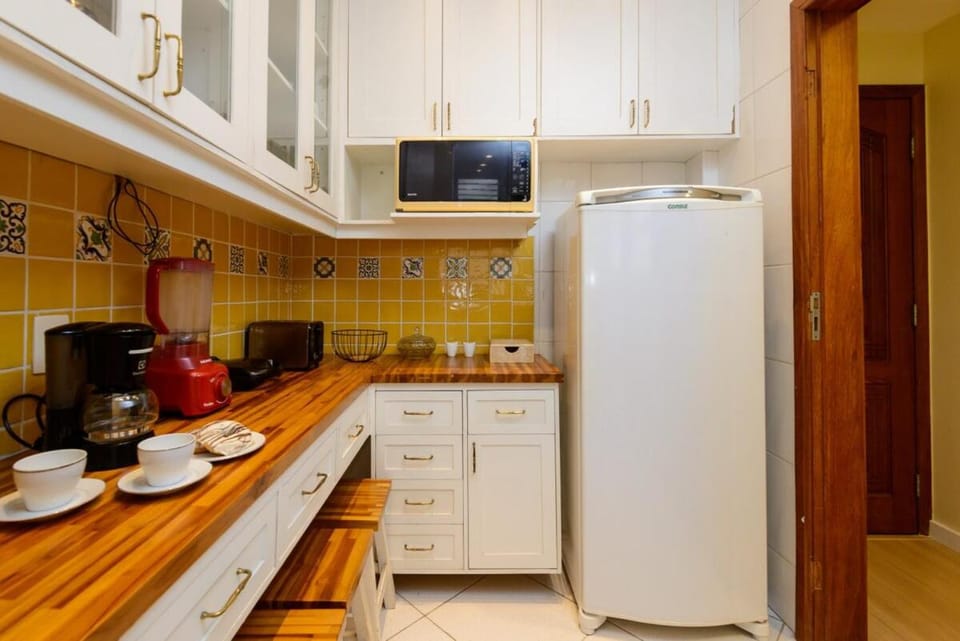 Apto espaçoso com 2 quartos em Copa! Wi-Fi | A/C Apartment in Rio de Janeiro