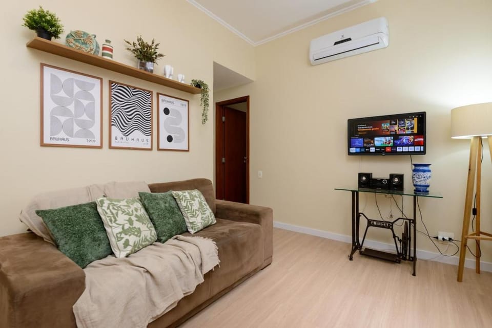 Apto espaçoso com 2 quartos em Copa! Wi-Fi | A/C Apartment in Rio de Janeiro
