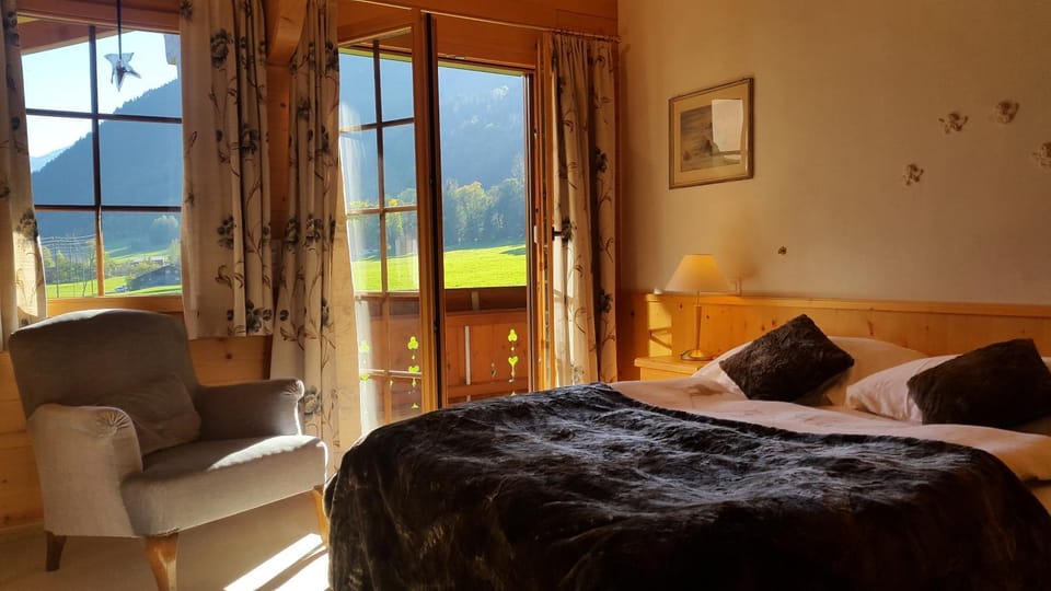 Bedroom, Mountain view