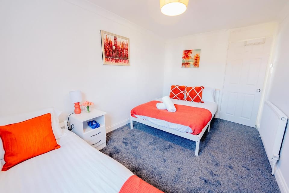 Bed, Living room, Photo of the whole room, Seating area, Bedroom