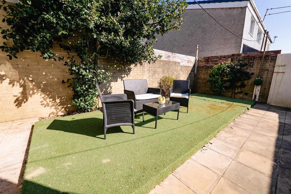 Property building, Patio, Spring, Day, Garden, Living room, Seating area, Dining area, Garden view, sunbed