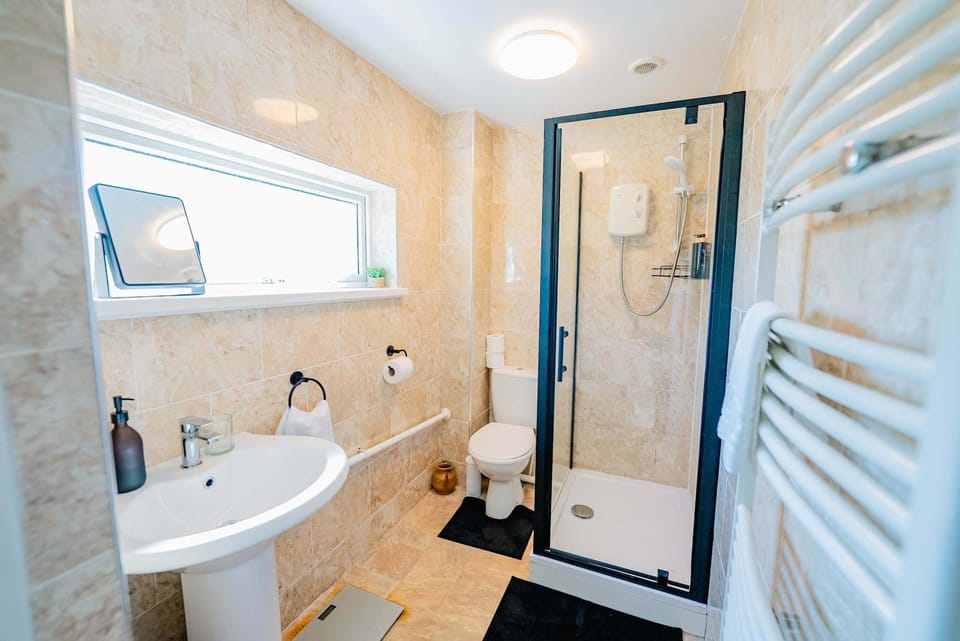 Shower, Toilet, Bathroom, Bath, towels