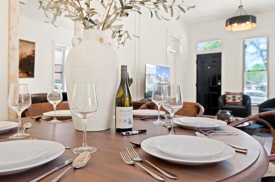 Day, Seating area, Dining area, Drinks, furniture
