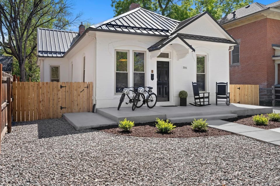 Property building, Patio, Facade/entrance, Day, Neighbourhood, Garden, Seating area, Cycling