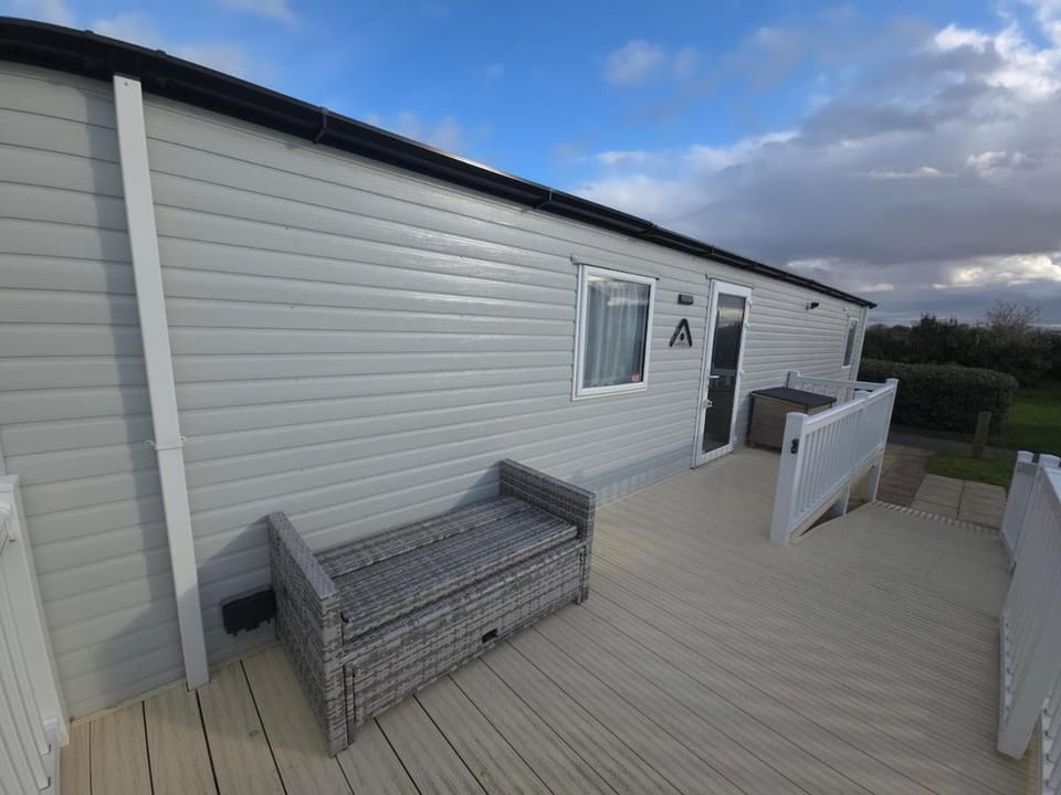 Property building, Balcony/Terrace, Balcony/Terrace