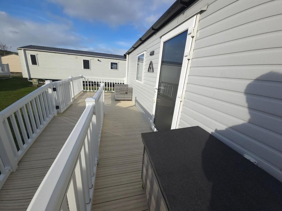 Property building, Balcony/Terrace, Balcony/Terrace