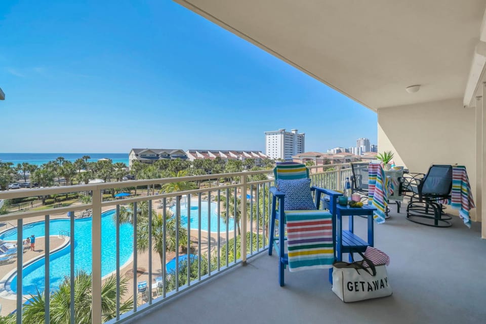 Day, Balcony/Terrace, Seating area, Beach, Pool view, Sea view, Swimming pool, furniture