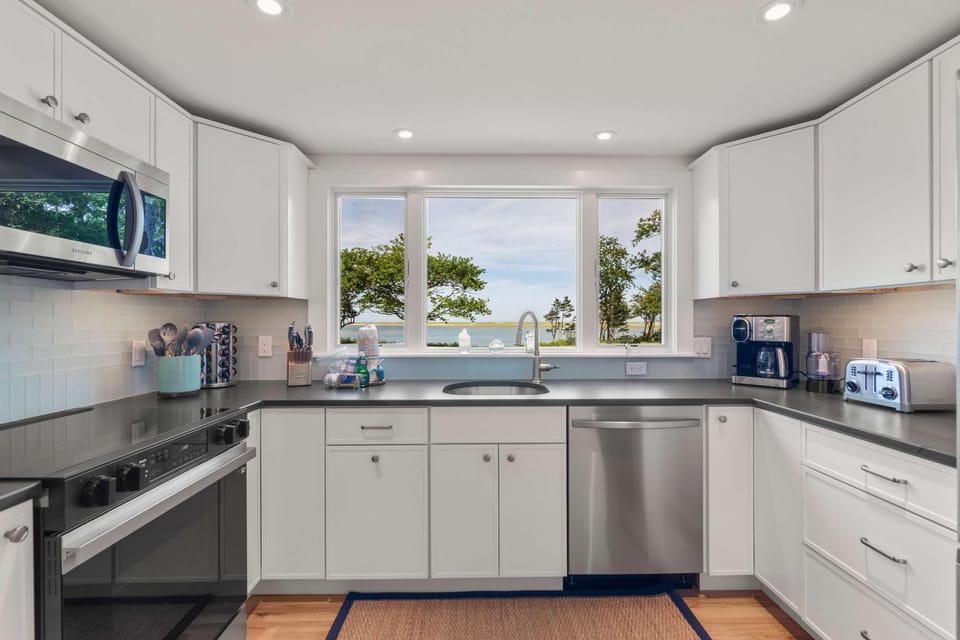 Waterfront Oasis with Game Room Newly Renovated House in Orleans