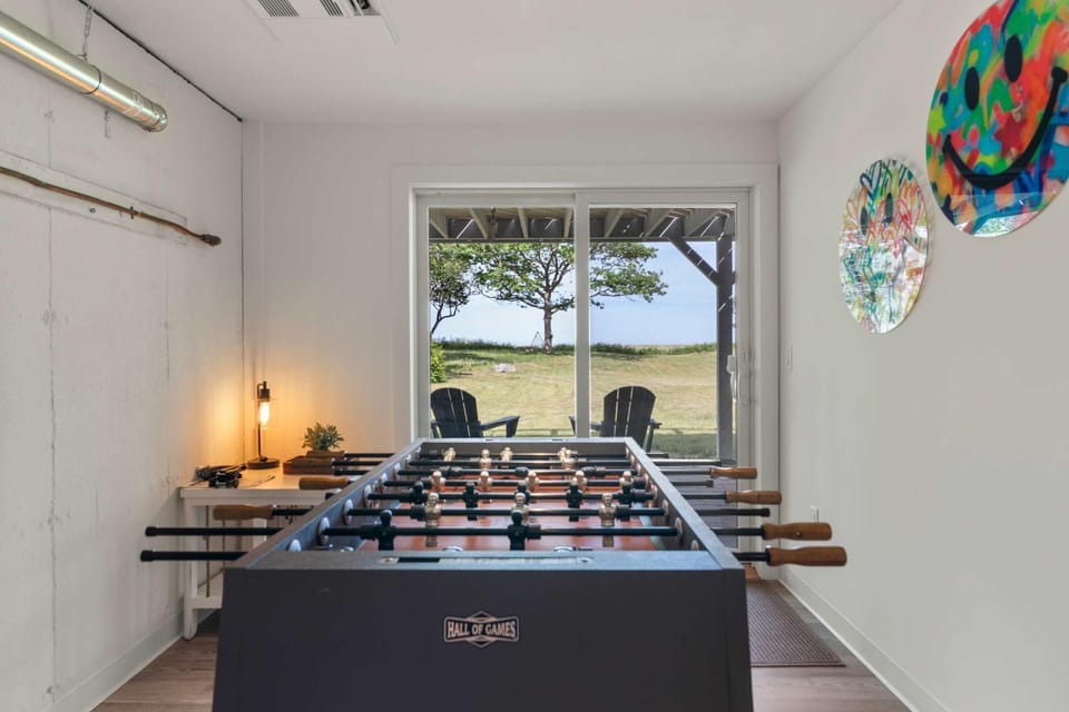 Waterfront Oasis with Game Room Newly Renovated House in Orleans