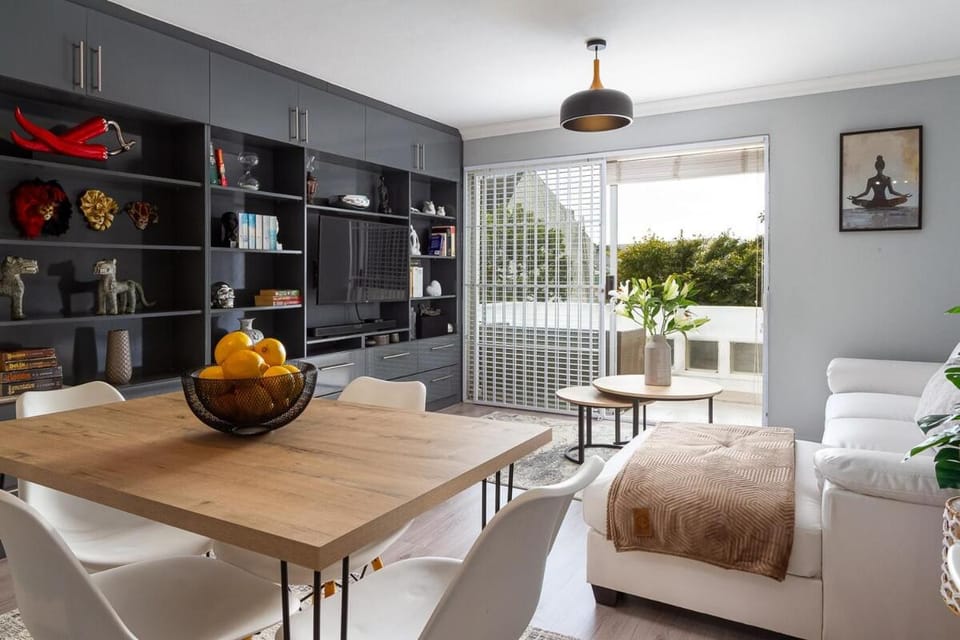 Comfortable and Stylish 2 Bed Near Seapoint Apartment in Cape Town
