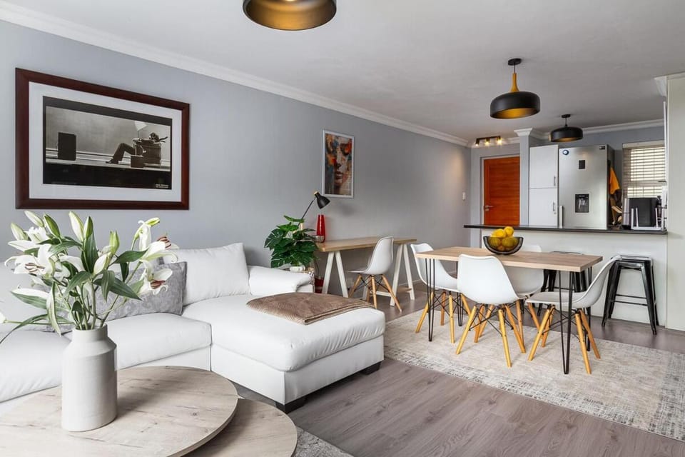 Comfortable and Stylish 2 Bed Near Seapoint Apartment in Cape Town
