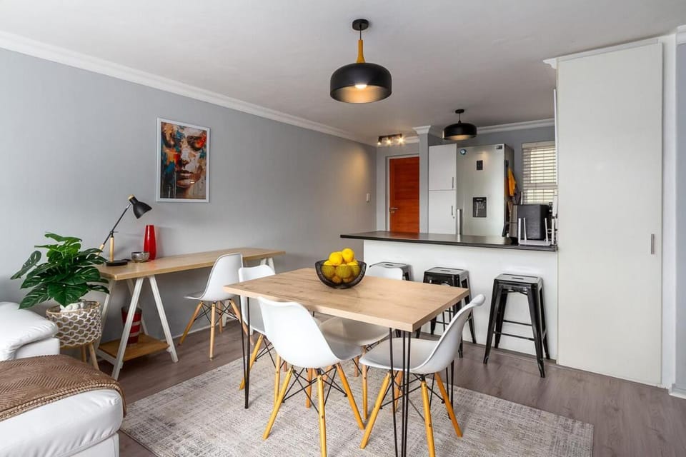 Comfortable and Stylish 2 Bed Near Seapoint Apartment in Cape Town