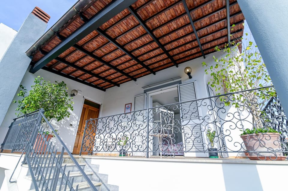 Property building, Day, Balcony/Terrace