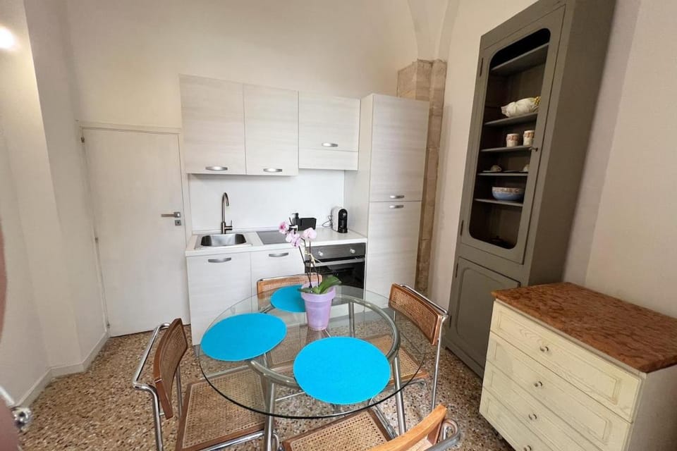 Coffee/tea facilities, Kitchen or kitchenette, Living room, oven, stove