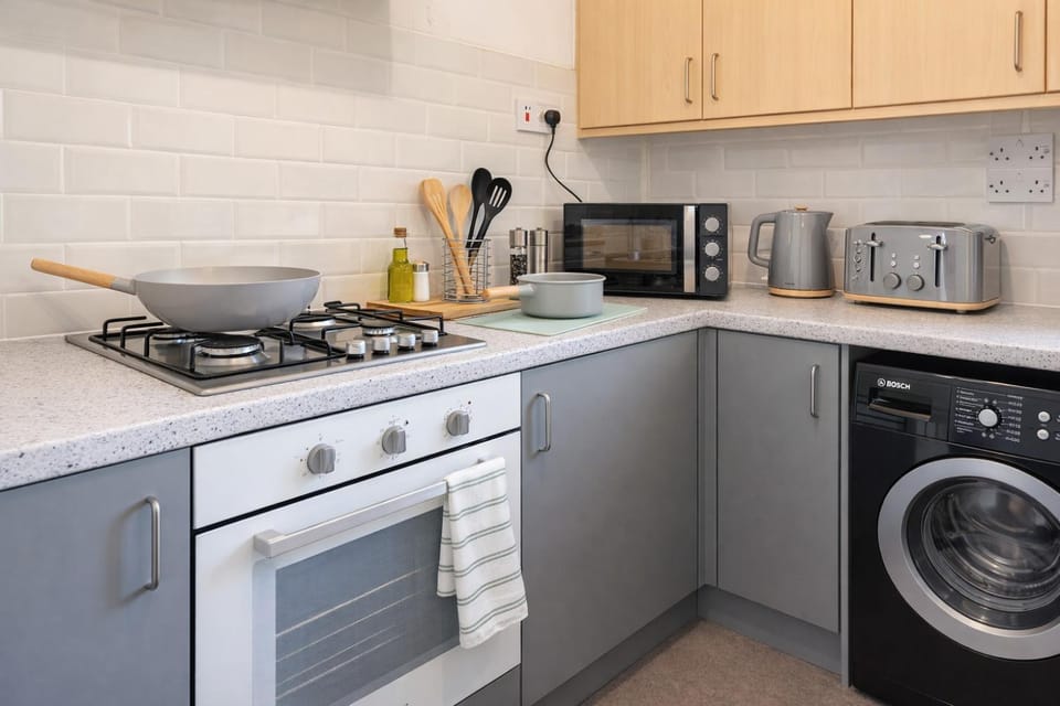 Coffee/tea facilities, Kitchen or kitchenette, dishwasher, oven, stove, toaster, washing machine, kitchen